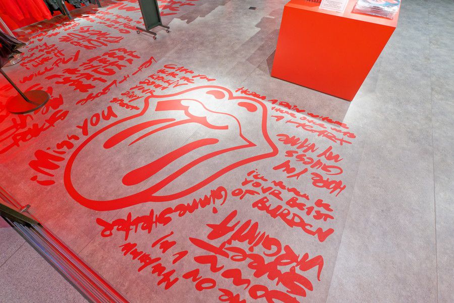 ユニバーサルミュージックストア 原宿の入り口のフロアにプリントされたローリングストーンズのロゴ