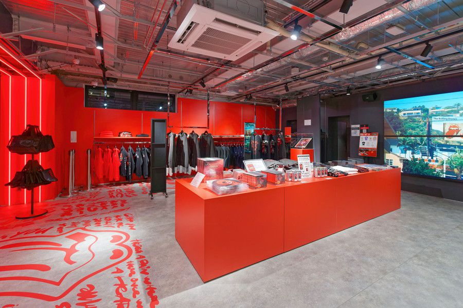 ユニバーサルミュージック 原宿の１F店内のディスプレイ