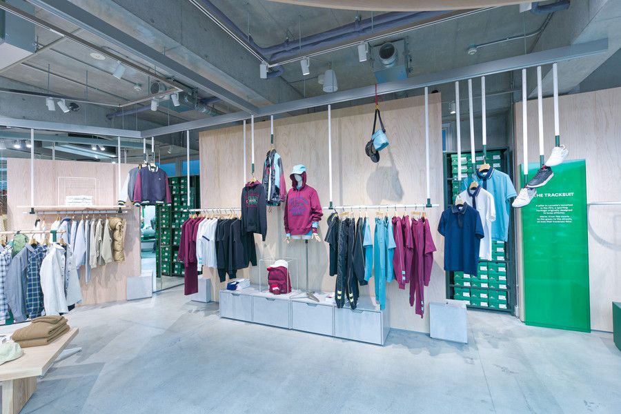 Lacoste(ラコステ) 原宿のスウェット類などのディスプレイ