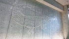 ラコステのアリゲーターをコンクリートに描いた壁面