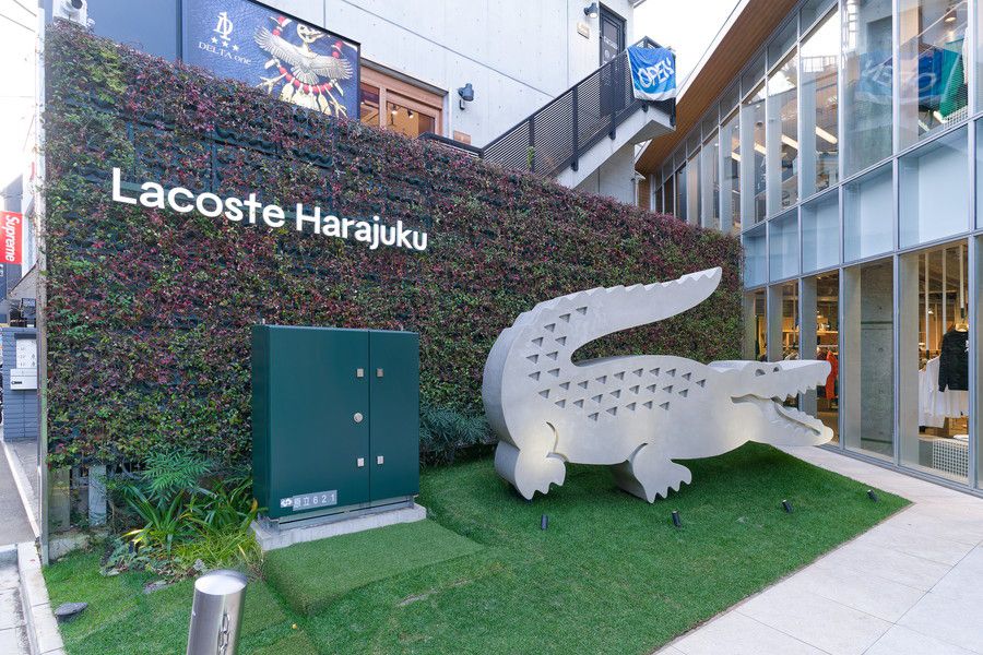 Lacoste Harajuku(ラコステ 原宿)のブランドロゴの巨大オブジェ