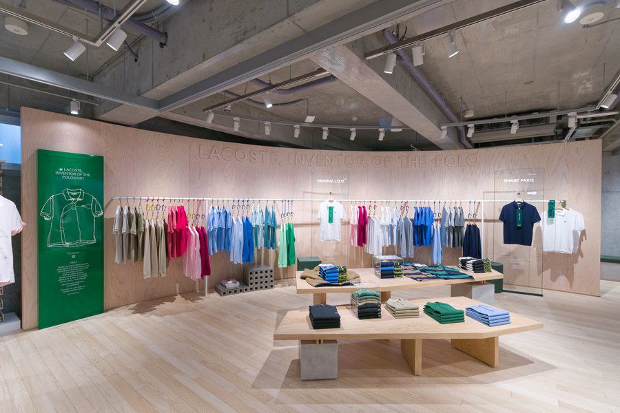 Lacoste(ラコステ) 原宿の定番ポロシャツなどのディスプレイ