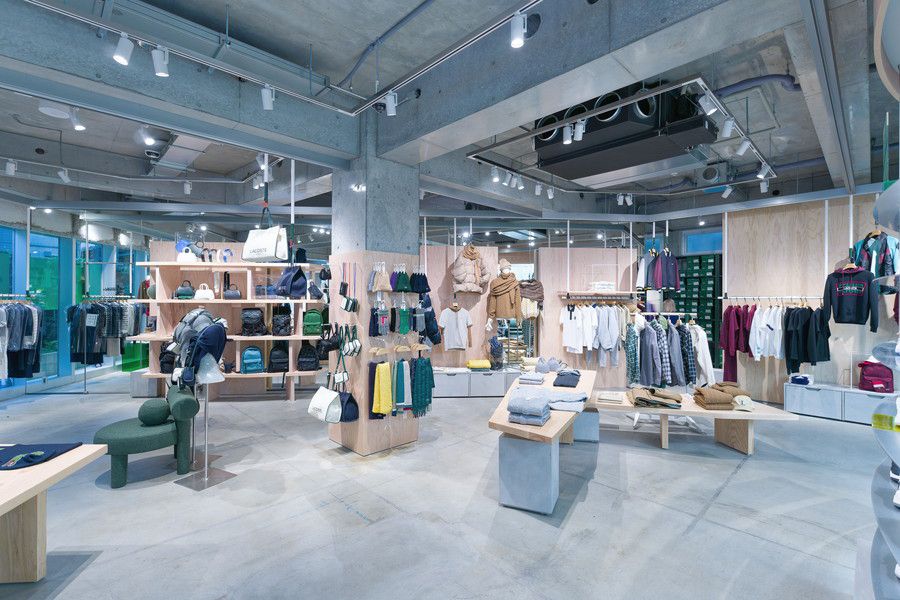 Lacoste(ラコステ) 原宿の1Fのアパレルやグッズのディスプレイ