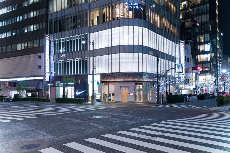 NIKE(ナイキ) 銀座の入居するグラッセ銀座と外堀通りの様子