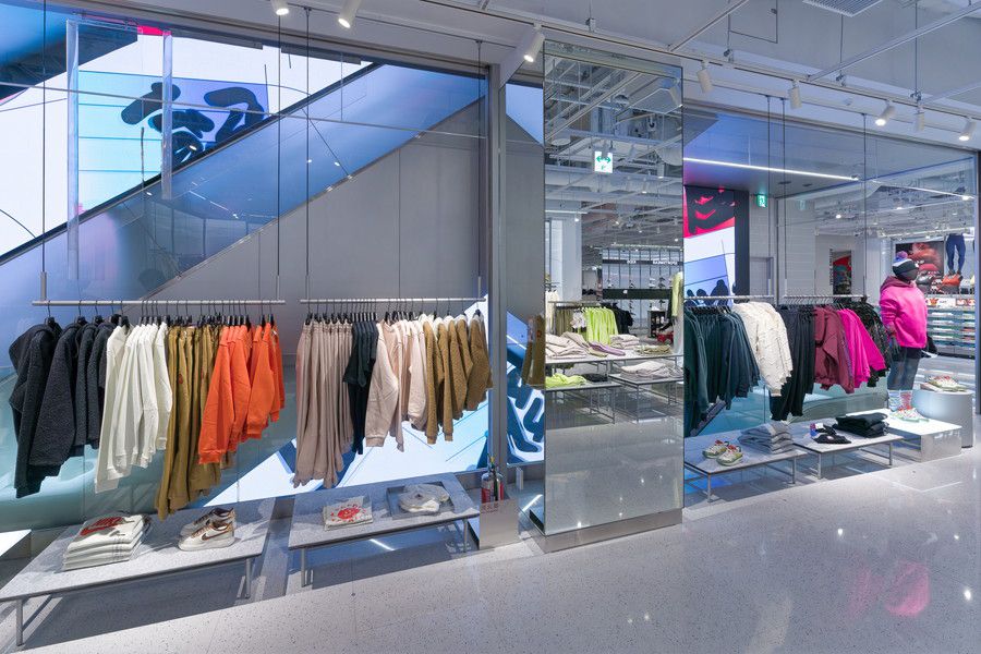 ウィメンズのスウェット類などのコーナー