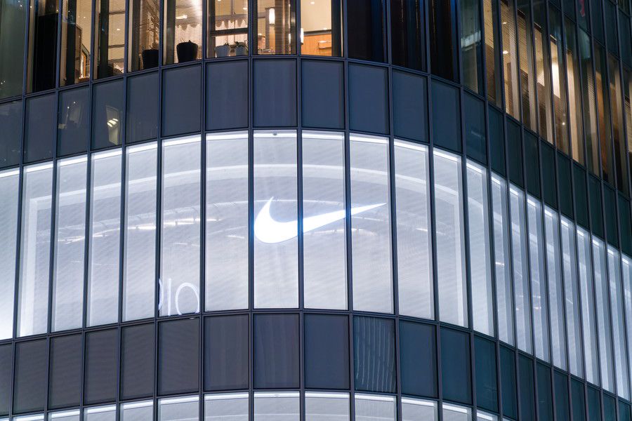 NIKE(ナイキ) 銀座の光るスウッシュのロゴ