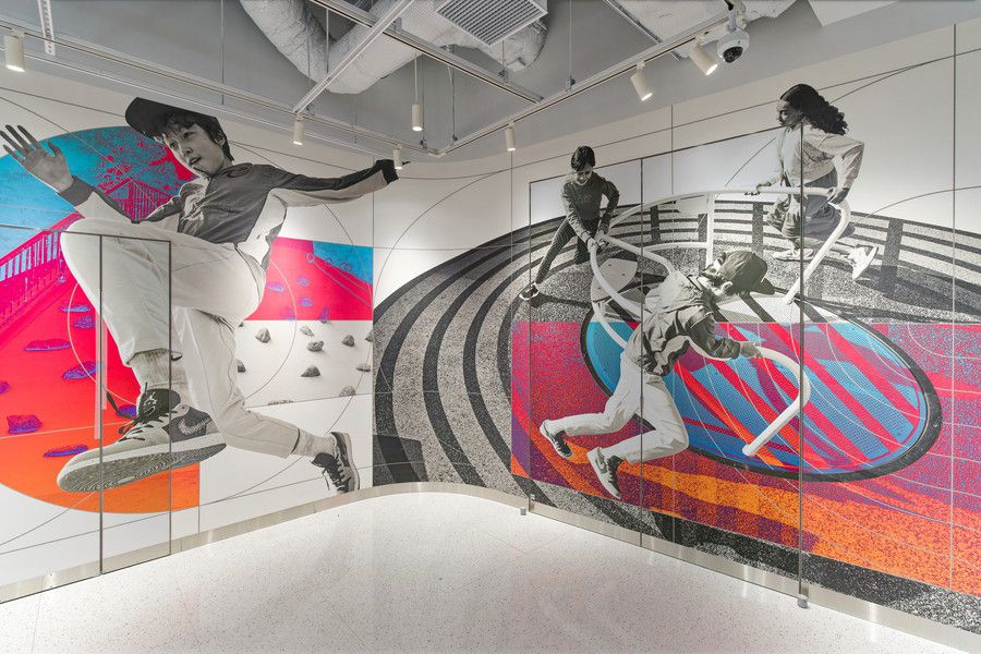 エスカレーターが接続するスペースのNIKEキッズのビジュアル