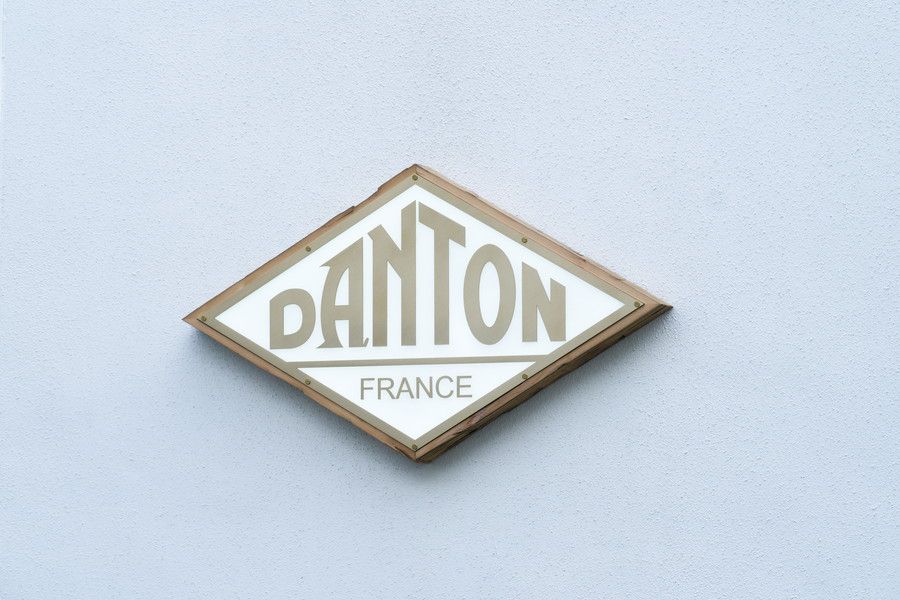 DANTON(ダントン) 東京 原宿の店舗の看板