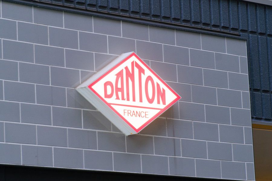 DANTON TOKYO(ダントン 東京) 表参道の光る店舗の看板