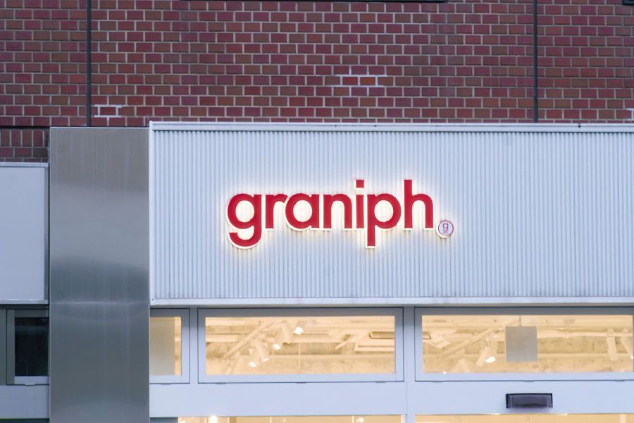 graniph(グラニフ) のブランドロゴの看板