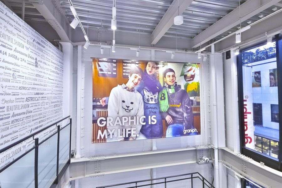graniph Tokyo(グラニフ 東京)の階段にある大型ポスター