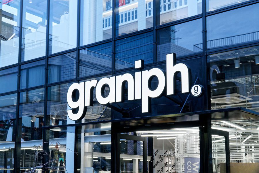 graniph Tokyo(グラニフ 東京)のブランドロゴの看板