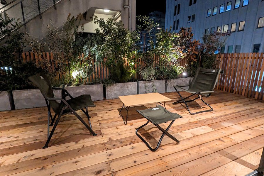 ザ・ノースフェイス ニュートラルワークス 吉祥寺の3Fのテラスとノースフェイスのチェア