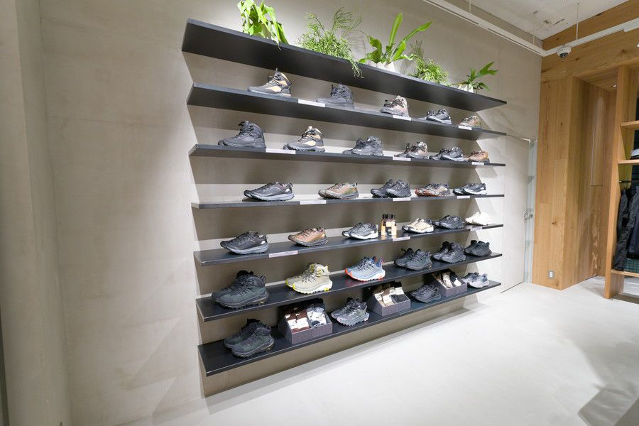 ザ・ノースフェイス ニュートラルワークス 吉祥寺のシューズのディスプレイ
