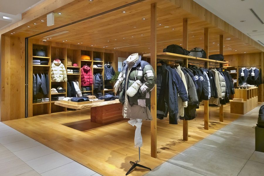 銀座シックス ノースフェイス アンリミテッドの商品ディスプレイ