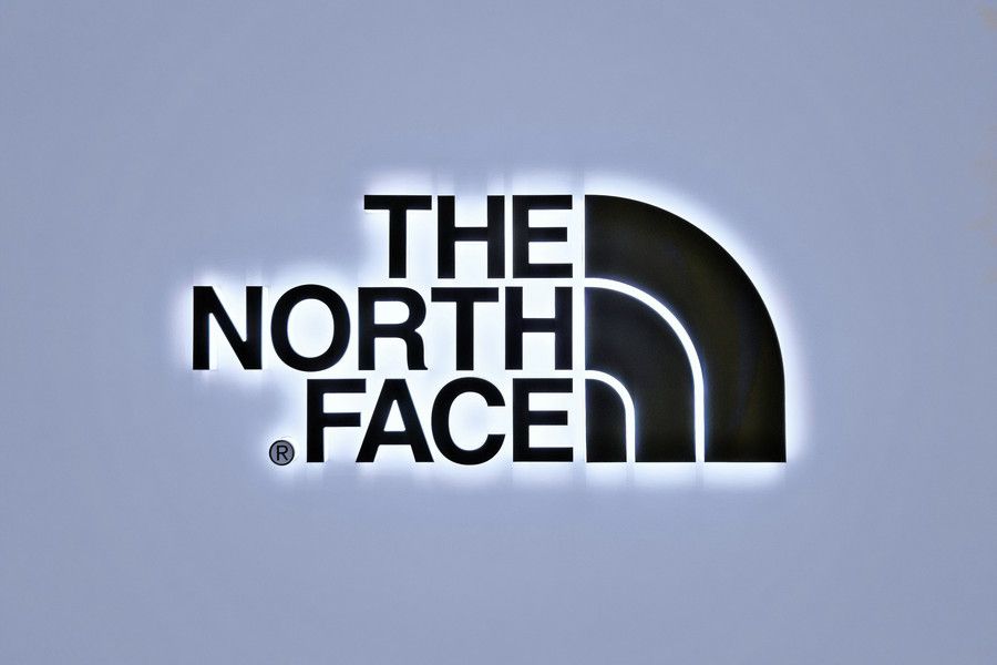 THE NORTH FACE UNLIMITED(ザ・ノース・フェイス アンリミテッド) のブランドロゴの看板