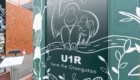 U1R 青山のSave the Orangutanのメッセージが書かれたブランドロゴの看板
