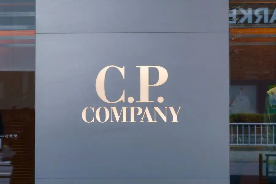C.P.COMPANYの光るブランドロゴの看板