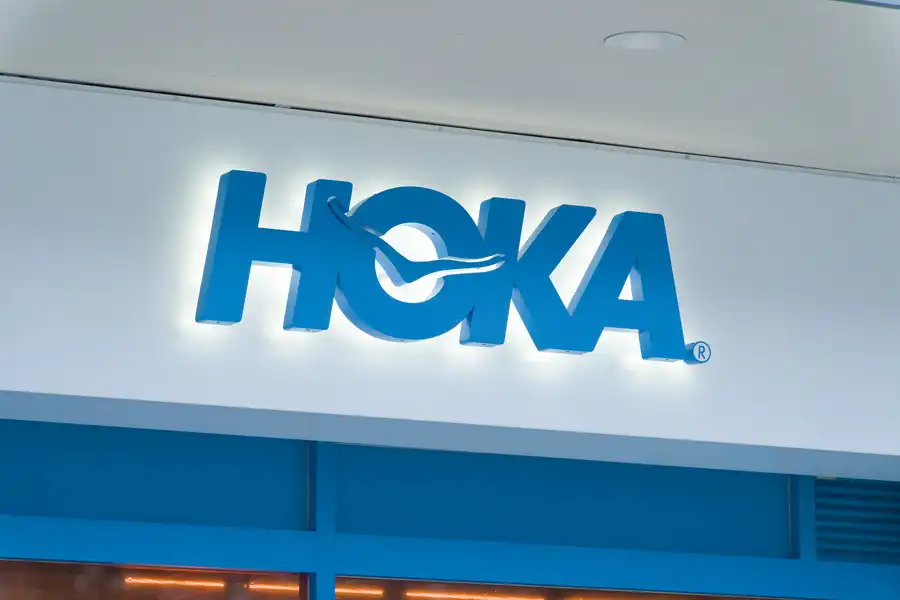 HOKA(ホカオネオネ) 原宿のブランドロゴの看板