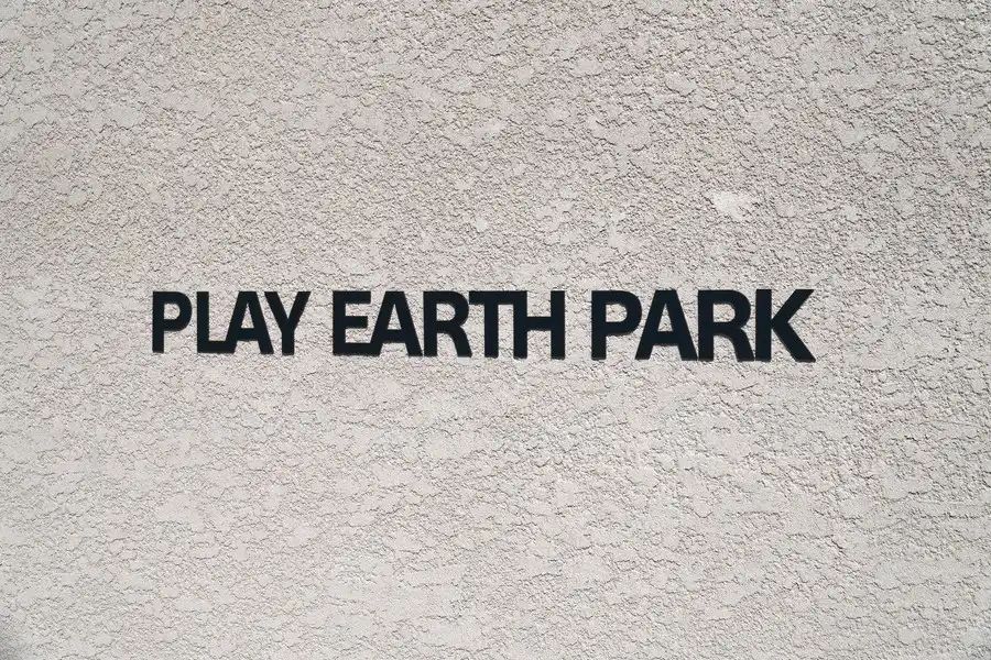 PLAY EARTH PARKのロゴ看板