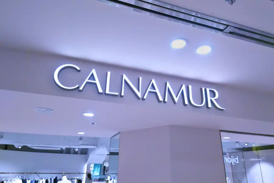 CALNAMUR(カルナムール) ルミネエスト新宿のブランドロゴの看板