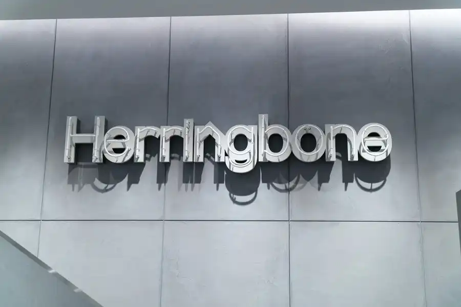 Herringbone Footwear(ヘリンボーン フットウェア)のの店内のロゴ看板