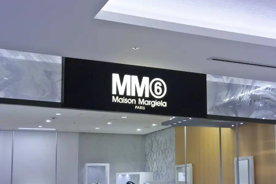MM6 メゾンマルジェラ 銀座シックスの看板