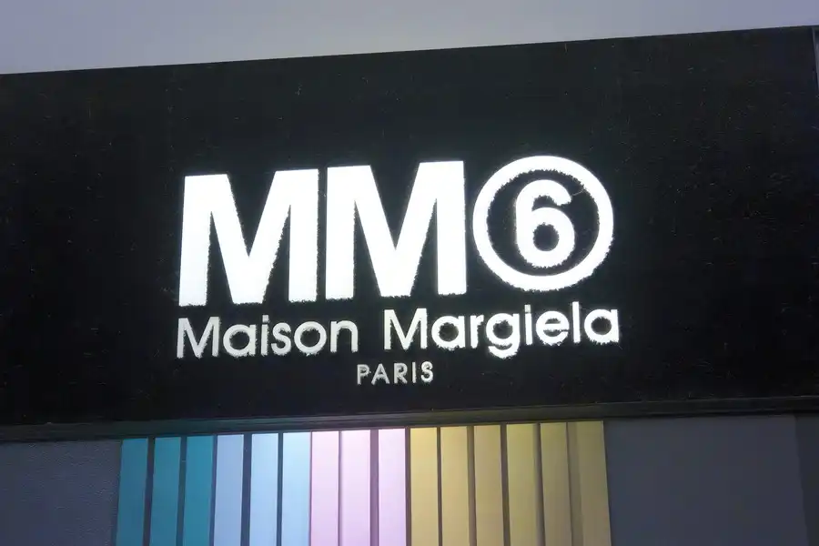 MM6 メゾンマルジェラのブランドロゴの看板