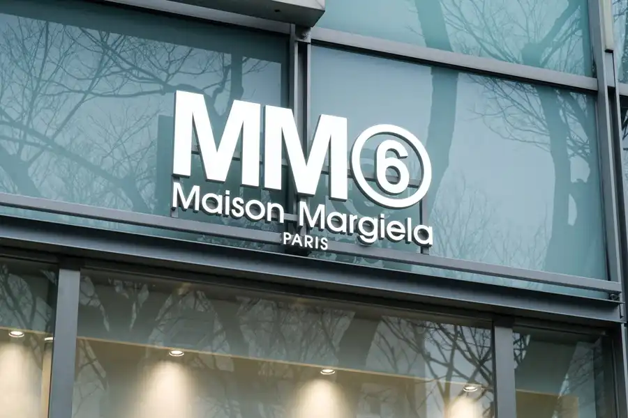 MM6(エムエム6) メゾンマルジェラ 表参道のブランドロゴの看板