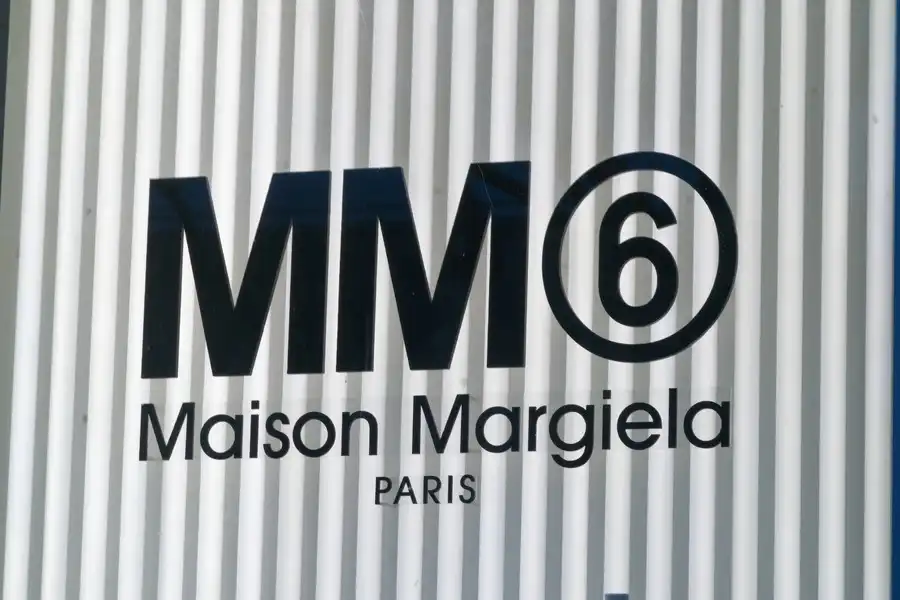 MM6(エムエム6) メゾンマルジェラ 表参道の店内のブランドロゴ