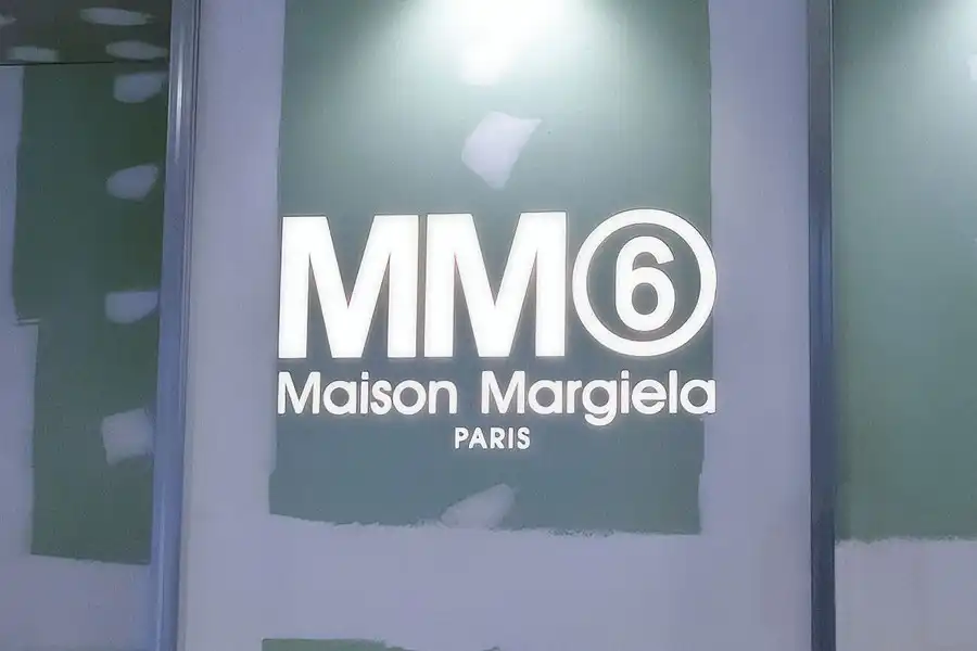 MM6(エムエム6) メゾンマルジェラ 渋谷パルコのブランドロゴの看板