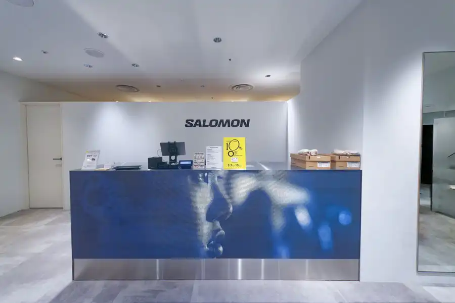 SALOMON(サロモン) ルミネ 新宿 ポップアップの店内カウンター