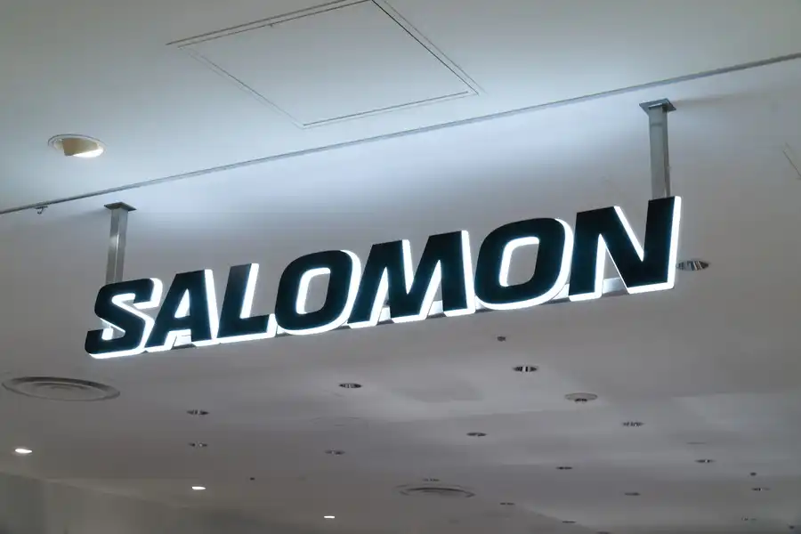 SALOMON(サロモン) ポップアップストア 東京 新宿のブランドロゴの看板
