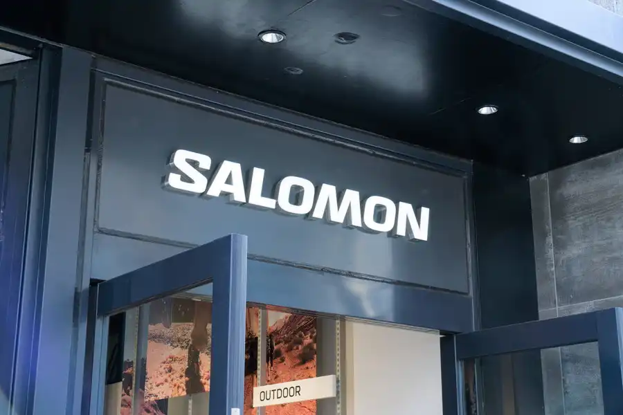 SALOMON(サロモン) 渋谷の入り口のブランドロゴ