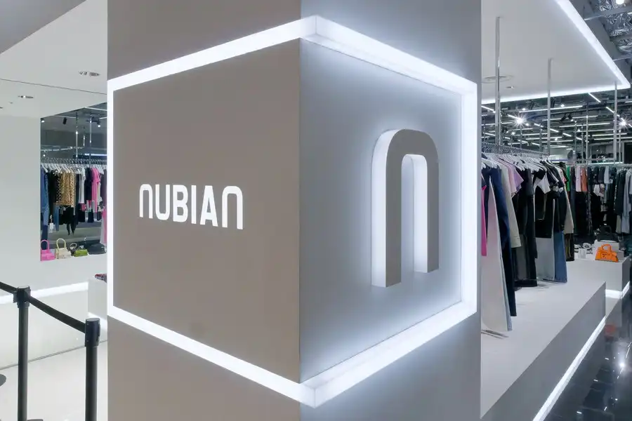 NUBIAN(ヌビアン) 渋谷パルコの光る看板