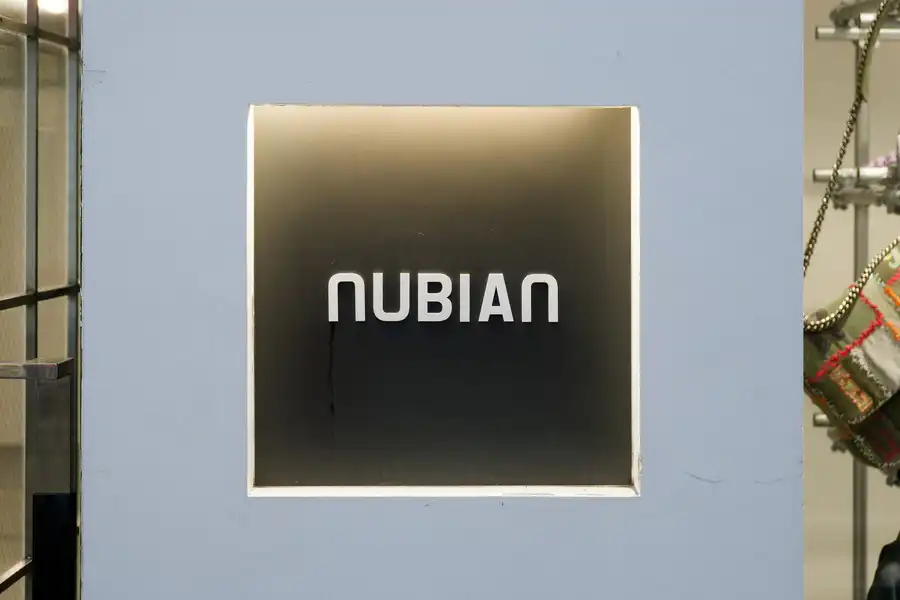 NUBIAN(ヌビアン) 上野店舗ロゴが入った看板