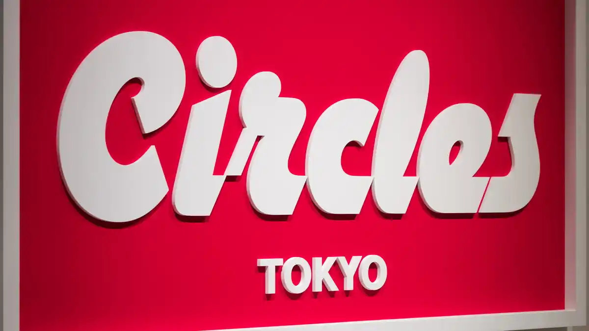 Circles TOKYO 虎ノ門のブランドロゴの看板