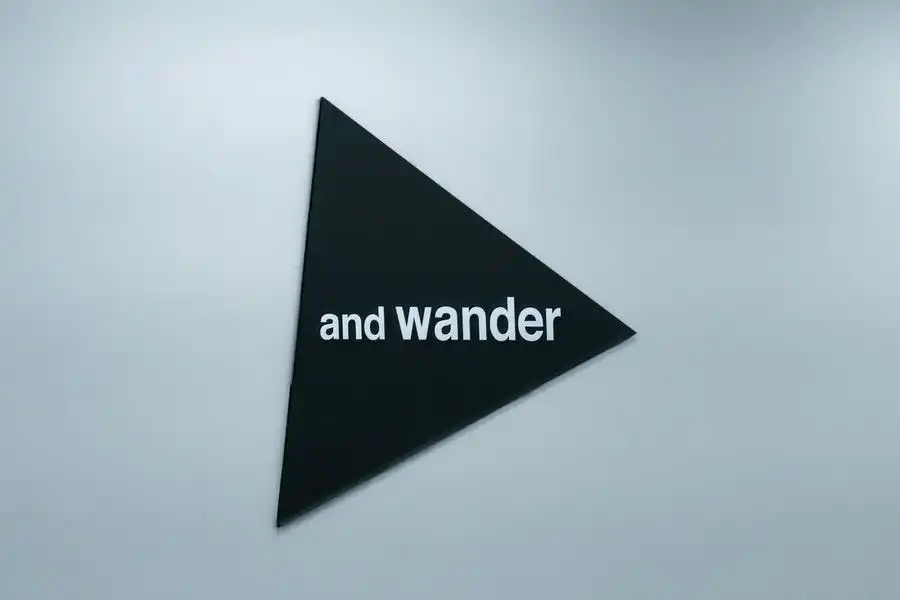 and wander(アンドワンダー) 丸の内の店内ロゴ