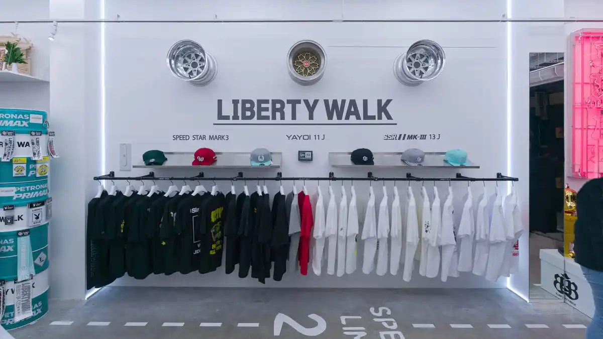 LIBERTY WALK(リバティウォーク)東京 原宿の壁面のホイールのオブジェとキャップ、Tシャツ