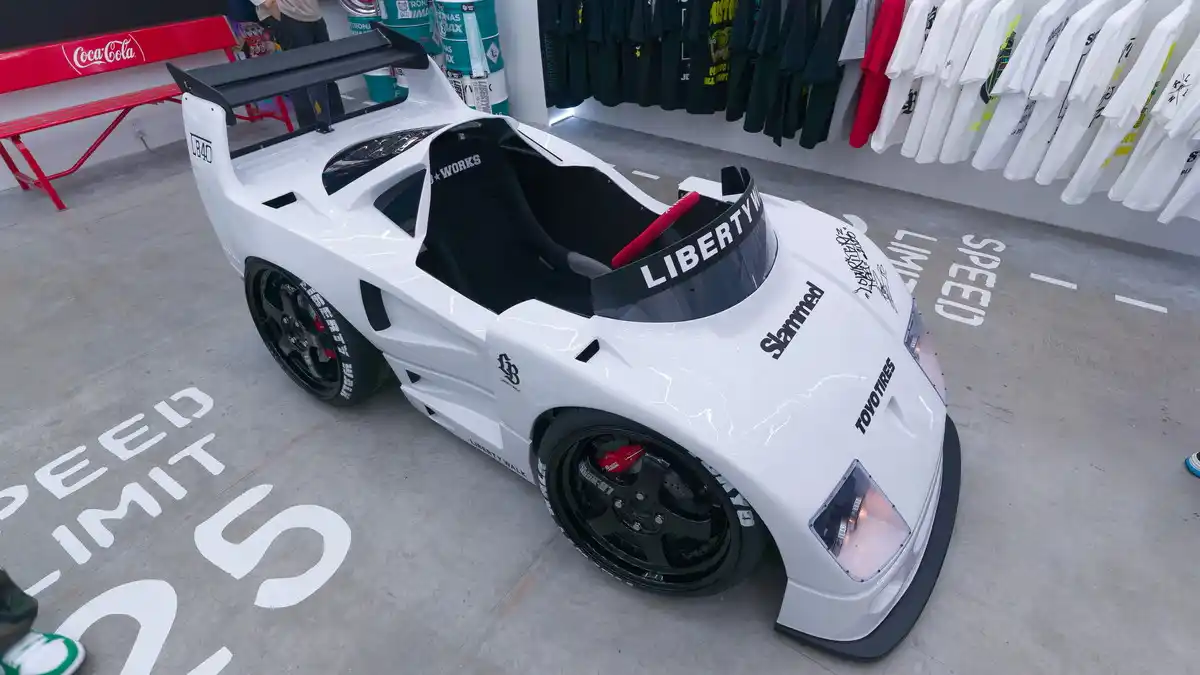 LIBERTY WALK(リバティウォーク)東京 原宿の店内のフェラーリをモチーフにしたオブジェ