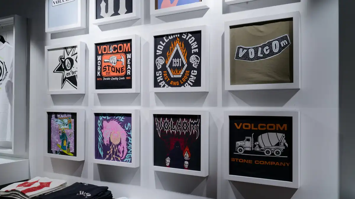 VOLCOM 渋谷のTシャツのディスプレイ