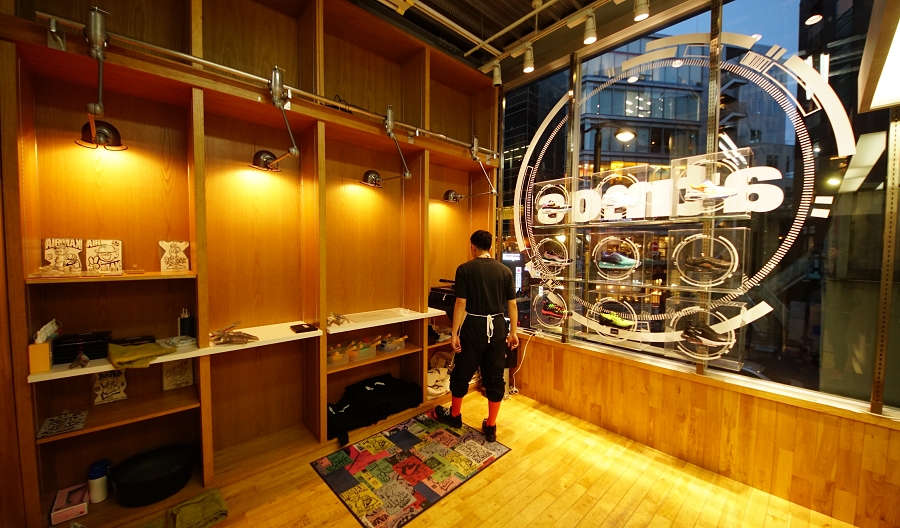 NIKE AIR MAX 2light atmos  POP UP STORE カスタマイズスペース