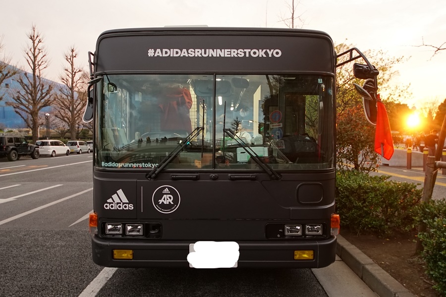 アディダス バス 外観  ウルトラブースト19