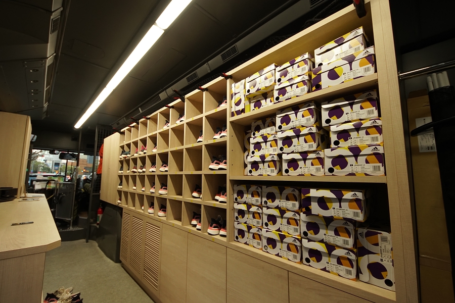 アディダス バス 室内 ウルトラブースト19