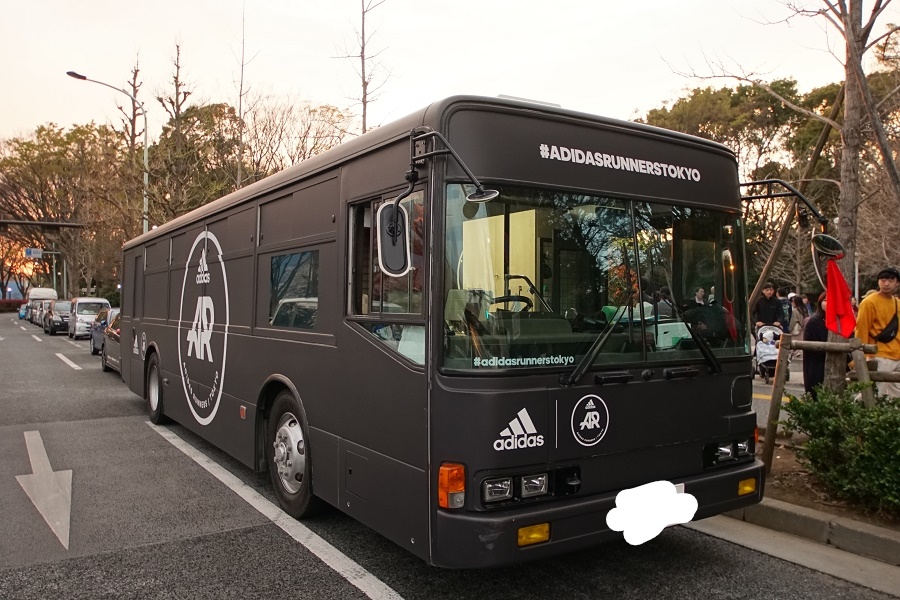 アディダス バス 外観  ウルトラブースト19