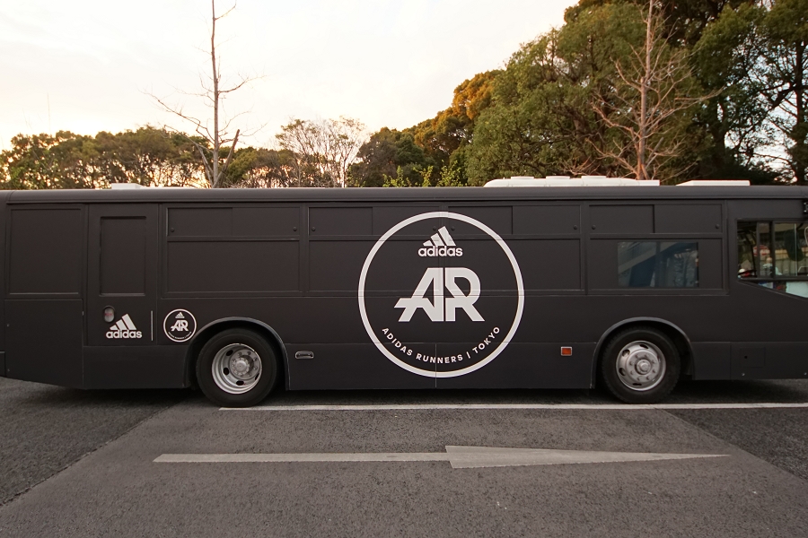 アディダス バス 外観  ウルトラブースト19