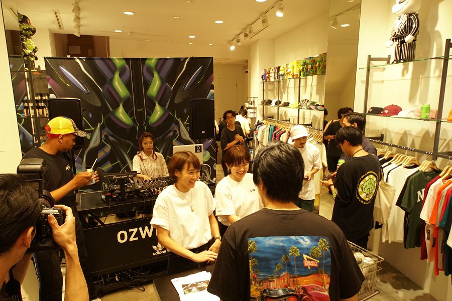 ADIDAS OZWEEGO(アディダス オズウィーゴ) リリースパーティ アトモス ブルー 表参道(MUTATION (突然変異) @ atmos BLUE OMOTESANDO) 店内