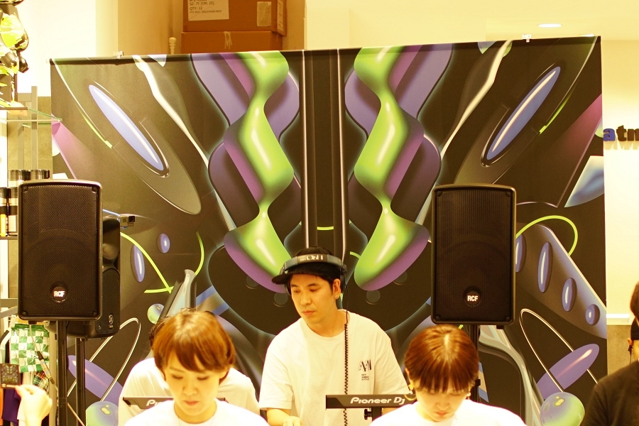 ADIDAS OZWEEGO(アディダス オズウィーゴ) リリースパーティ アトモス ブルー 表参道(MUTATION (突然変異) @ atmos BLUE OMOTESANDO) 店内