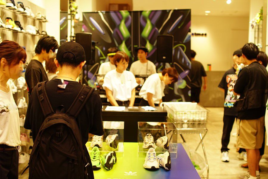 ADIDAS OZWEEGO(アディダス オズウィーゴ) リリースパーティ アトモス ブルー 表参道(MUTATION (突然変異) @ atmos BLUE OMOTESANDO) 店内