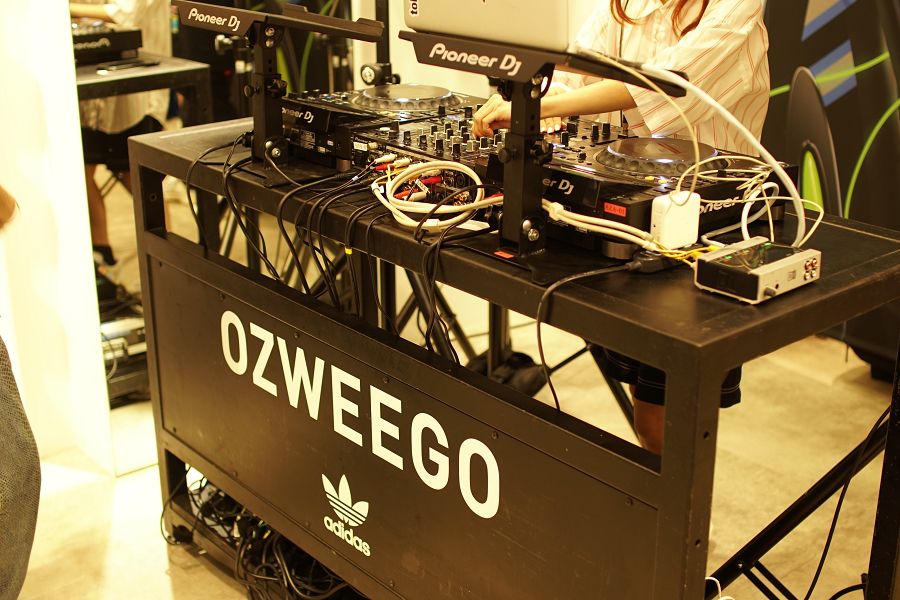 ADIDAS OZWEEGO(アディダス オズウィーゴ) リリースパーティ アトモス ブルー 表参道(MUTATION (突然変異) @ atmos BLUE OMOTESANDO) Dプレイ